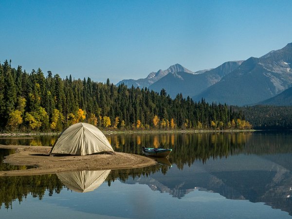 Quelles sont les meilleures pratiques pour camper en bord de rivière en automne?